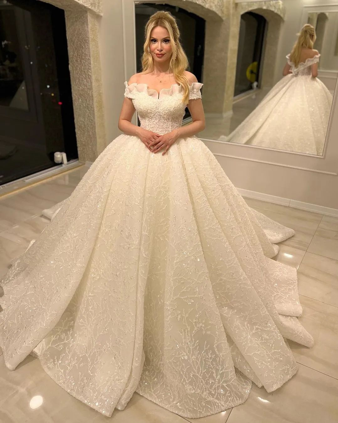 Luxury Ball Gown Wedding Dresses Off-Shoulder Flounce Neck Lace Sequins Bridal Gowns Illusion Backless Sweep Train Sleeveless Wedding Dress
