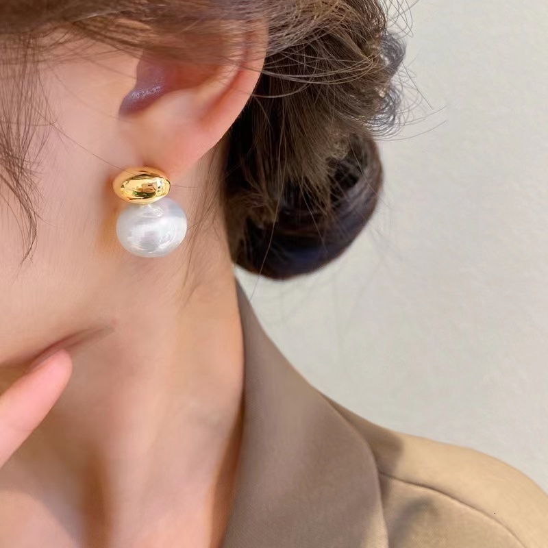 Hoop Huggie French Elegant Gold Color Bean Spliced Flat Pearl Earrings for Korean Fashion Jewelry Party Women's Sweet Accessories 230826