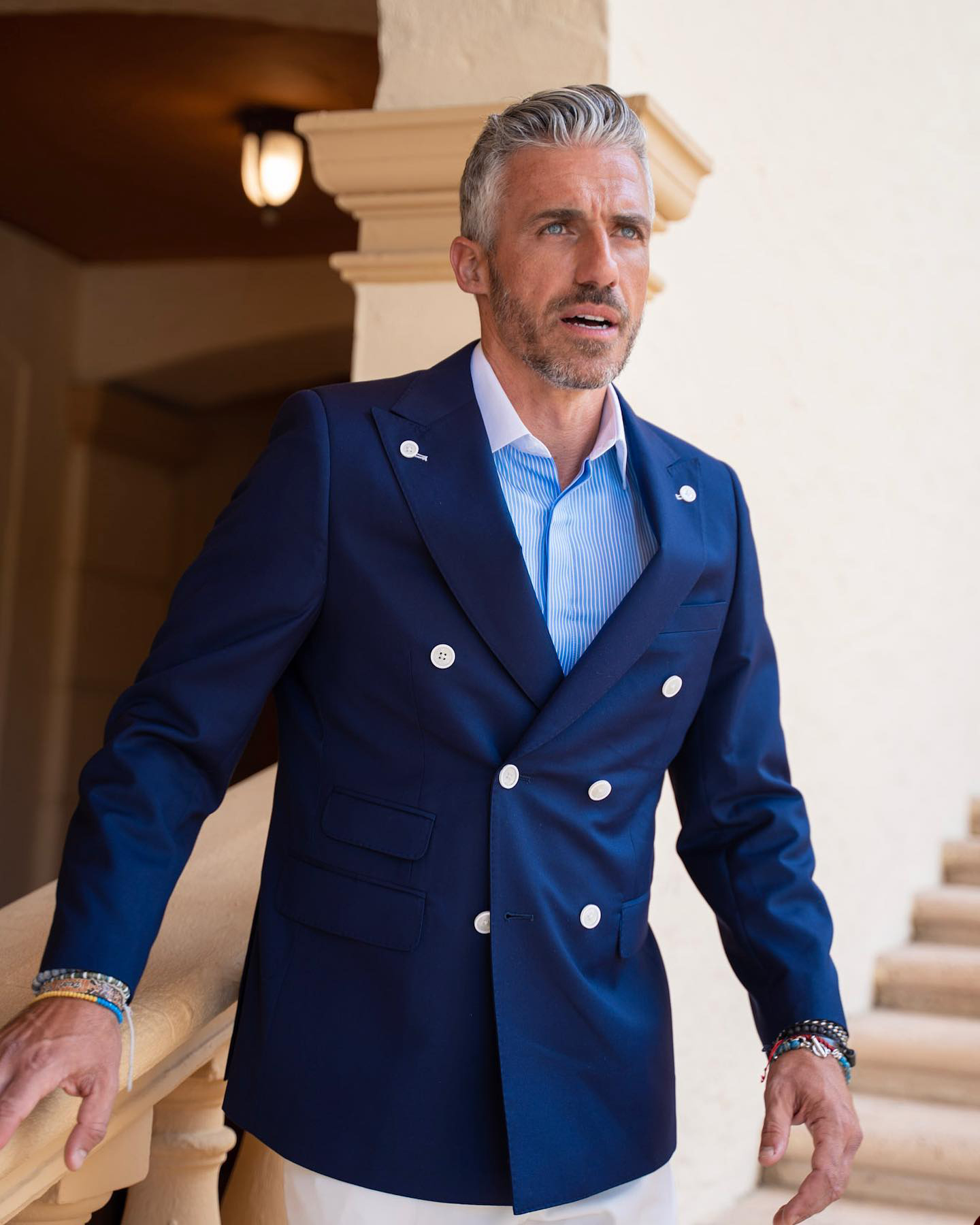 Classic Navy Blue Wedding Tuxedos 2 Pieces Peaked Lapel Double Breasted Pockets Customize Coat White Pants Fashion Formal Prom Occasions Tailored Exqu