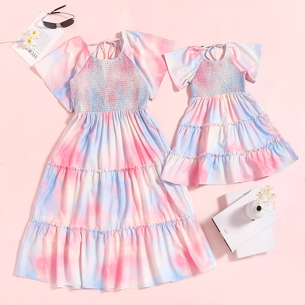 Family Matching Outfits Summer Spring Colorful Mother and me Dress Daddy Son T shirt Look Holdiday Clothes 230826