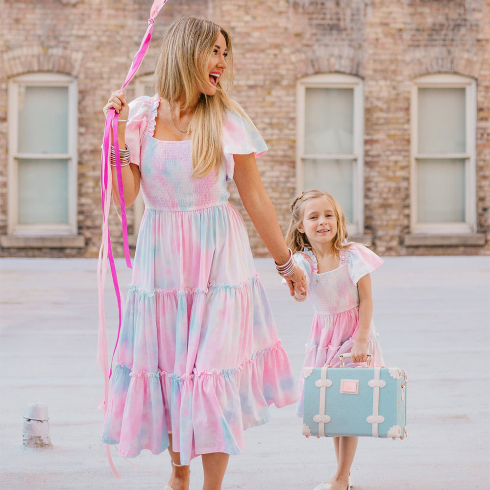 Family Matching Outfits Summer Spring Colorful Mother and me Dress Daddy Son T shirt Look Holdiday Clothes 230826