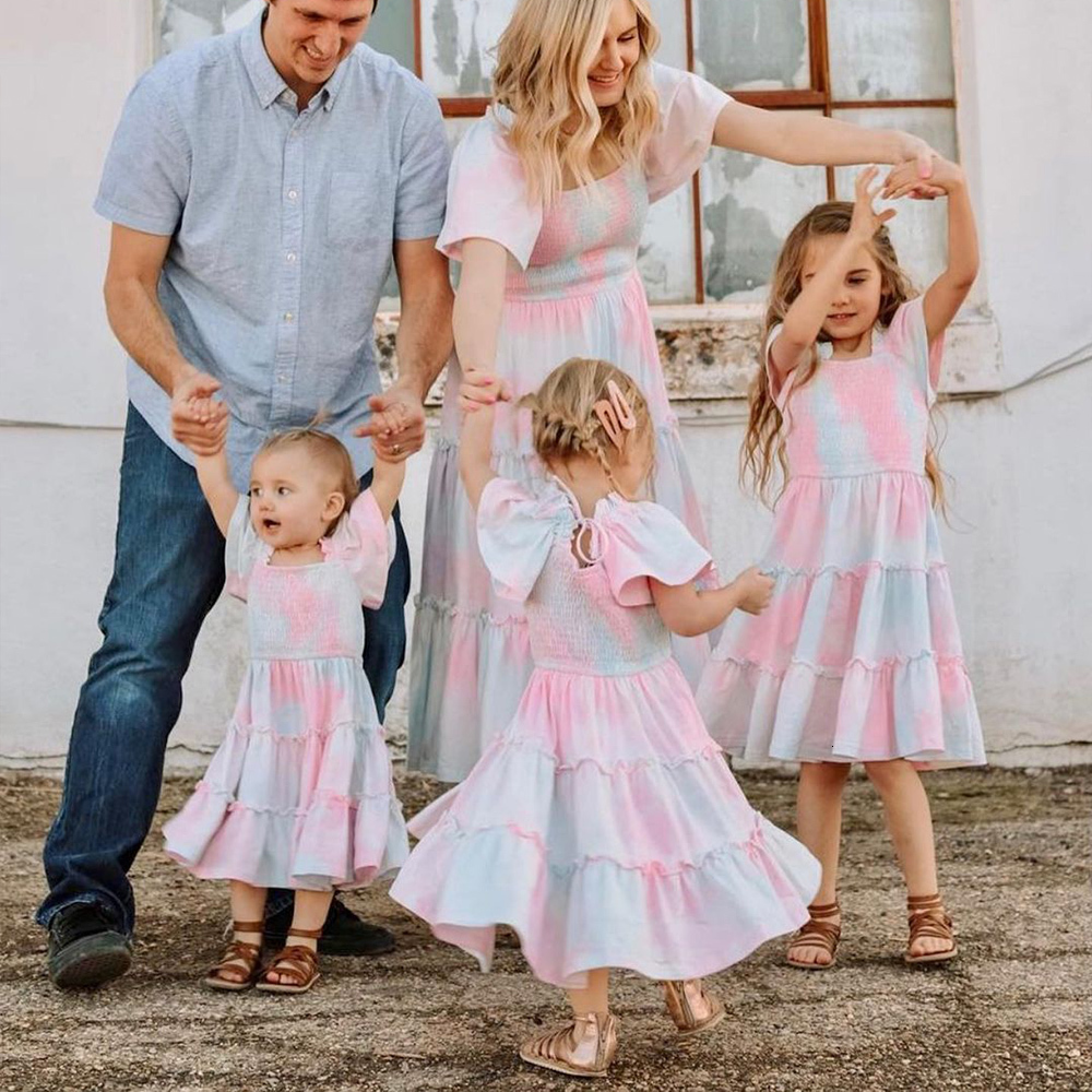 Family Matching Outfits Summer Spring Colorful Mother and me Dress Daddy Son T shirt Look Holdiday Clothes 230826