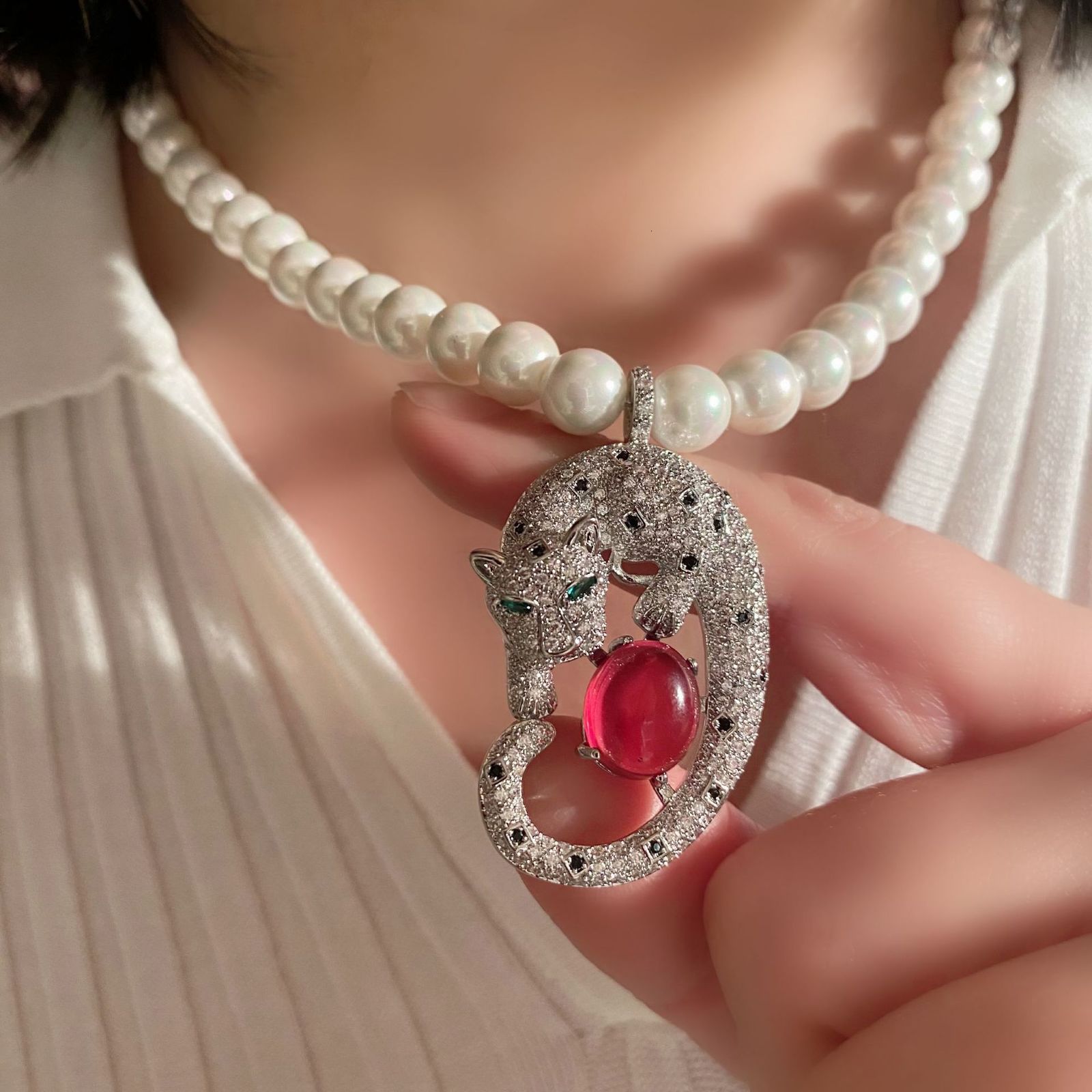 Pendant Necklaces Leopard Zircon Animal Shape Panther Pearl Emerald Green Agate Red Beads Chain Necklace for Women copper jewelry 230828