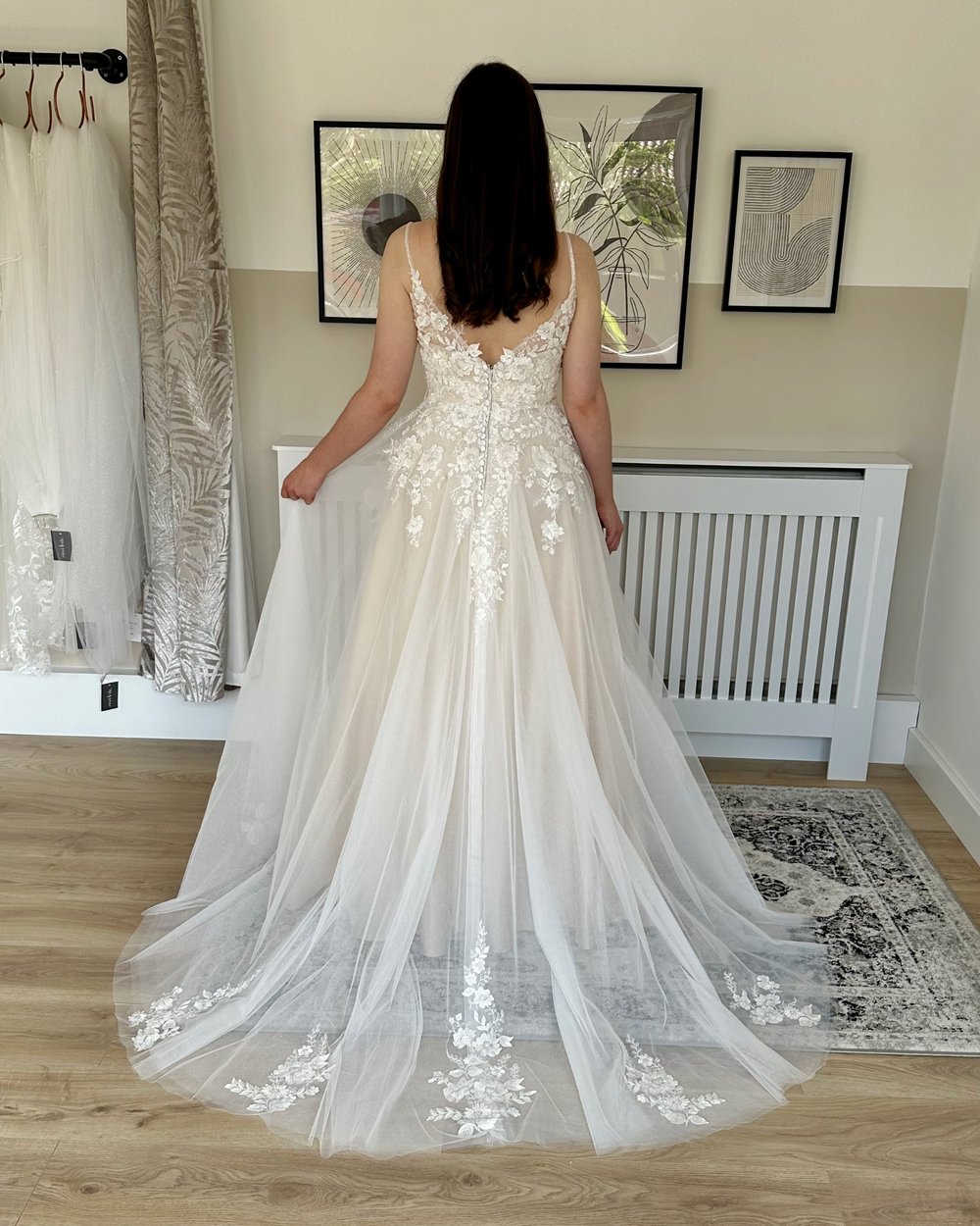 Spaghetti Strap A Line Wedding Dress For Women V-Neck Backless Lace Appliques Bridal Dress Button Back Sweep Train Vestidos De Mariage