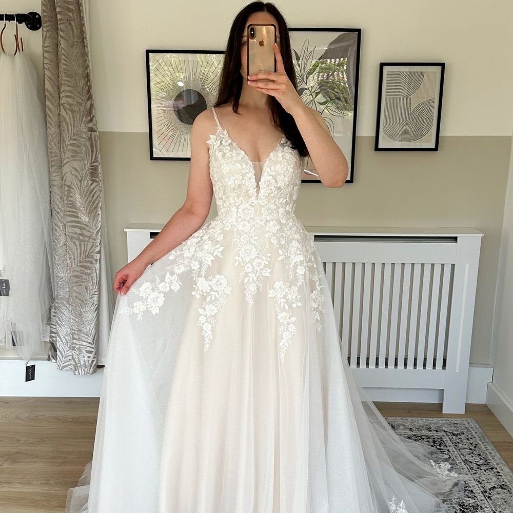 Spaghetti Strap A Line Wedding Dress For Women V-Neck Backless Lace Appliques Bridal Dress Button Back Sweep Train Vestidos De Mariage