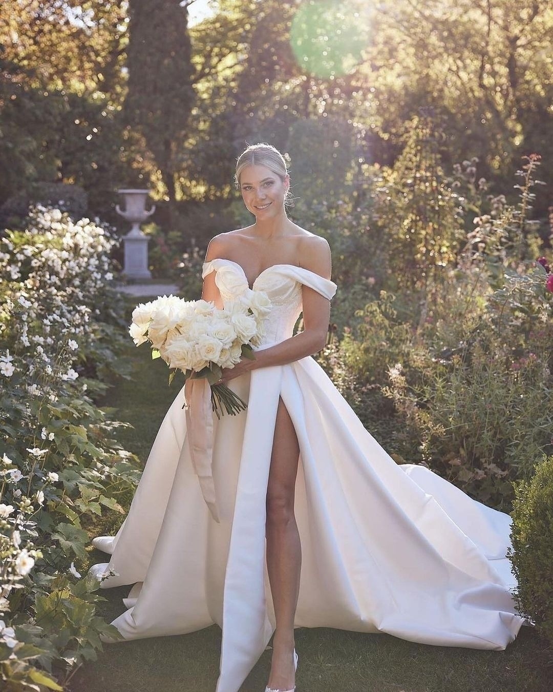 Boho A Line Dresses For Bride Off Shoulder Satin Wedding Dress Backless Split Designer Bridal Gowns 0516