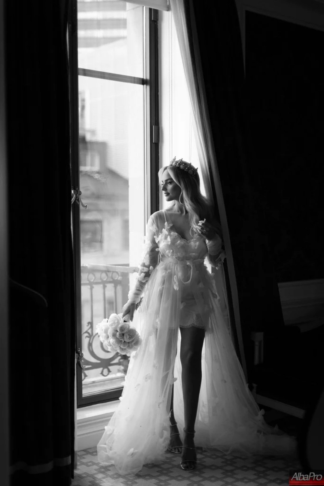 Modern White 3D Flower Bridal Robe for Wedding See Through Front Button Women Bathrobes V Neck Long Sleeve Wedding Party Sleepwear Lingerie Dressing K