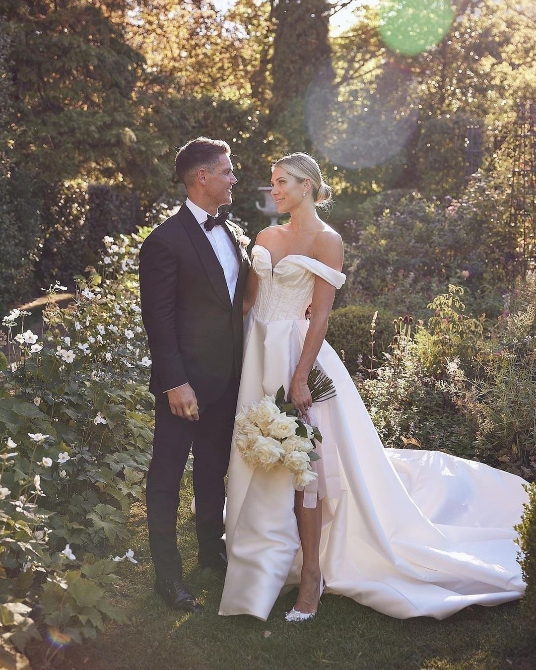 Boho A Line Dresses For Bride Off Shoulder Satin Wedding Dress Backless Split Designer Bridal Gowns 0516