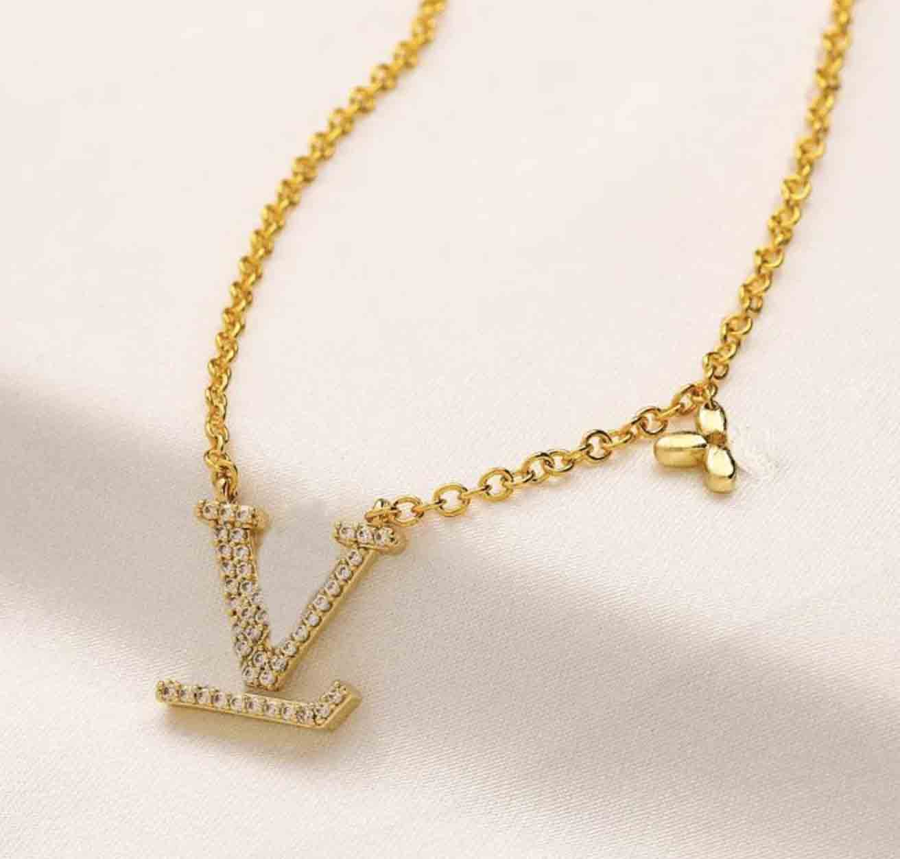Designer Necklace Fashion Pearl Necklace Bracelets Earrings Jewelry Wedding Dia Gold Plated Platinum Letters Pendants Necklaces For Women With Letter 240