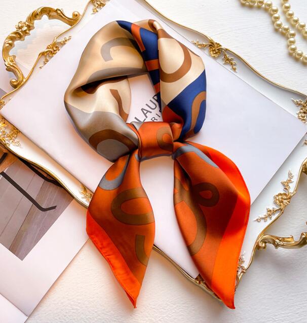 20 styles Foulard Bandana 70x70 cm Femme Écharpe Carrée Motifs Lettres Fleur Imitation Soie Bandeau Cou Accessoire Mode