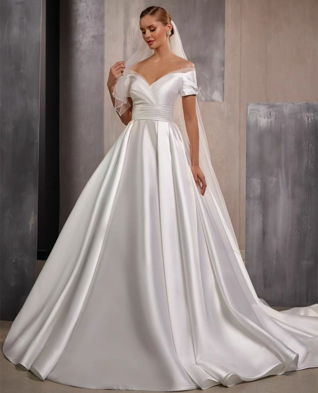 Elegant Long Satin V-Neck Wedding Dresses Pleated Short Sleeve Sweep Train Vestido Noiva Praia Boho Bridal Gowns A-Line Bride Dress With Sash for Wome