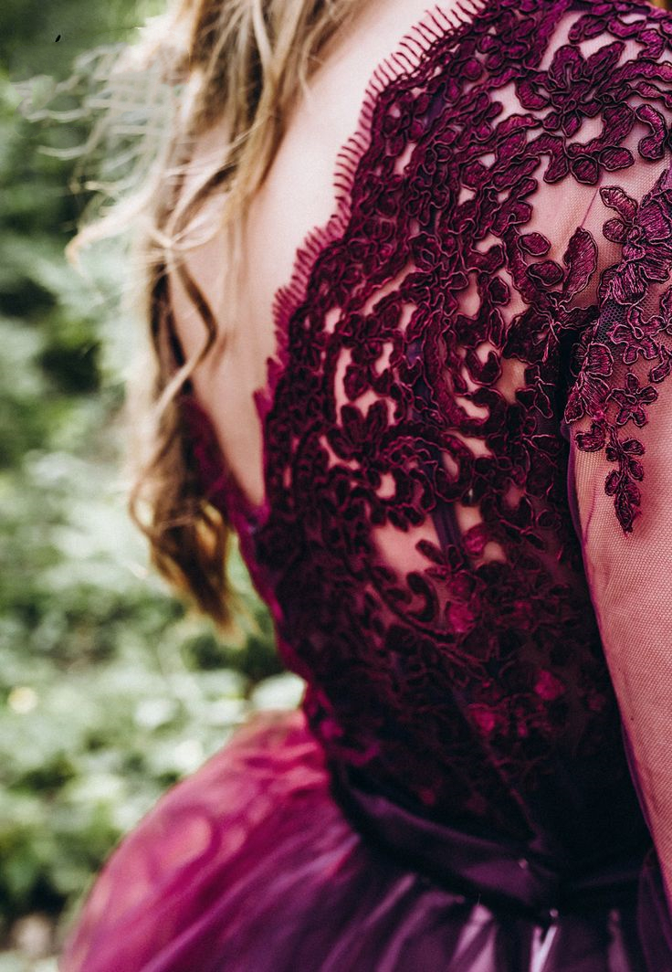 Vintage Burgundy And White A Line Tulle Wedding Dresses Garden Beach Chic Long Sleeves Bridal Gowns V-Neck Backless Lace Appliques Pastrol Style Engag