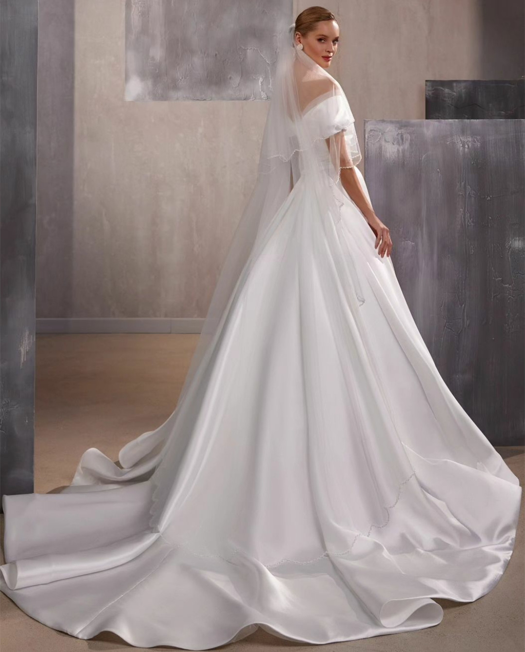 Elegant Long Satin V-Neck Wedding Dresses Pleated Short Sleeve Sweep Train Vestido Noiva Praia Boho Bridal Gowns A-Line Bride Dress With Sash for Wome