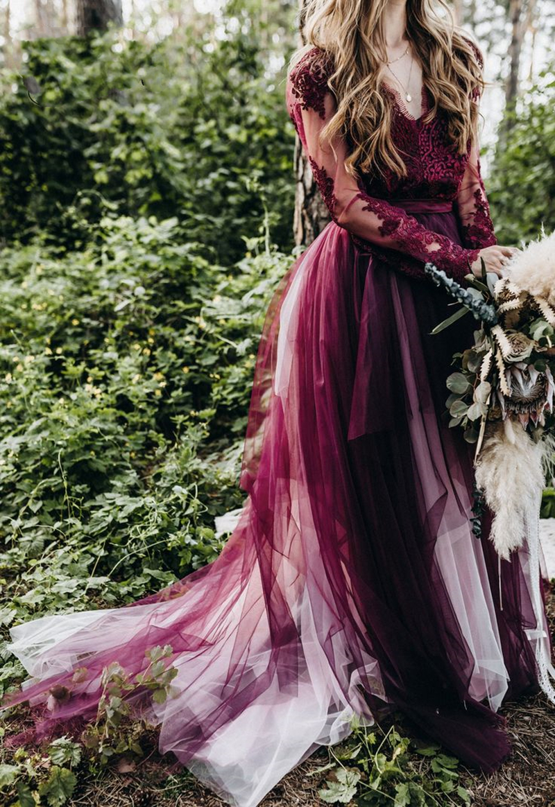 Vintage Burgundy And White A Line Tulle Wedding Dresses Garden Beach Chic Long Sleeves Bridal Gowns V-Neck Backless Lace Appliques Pastrol Style Engag