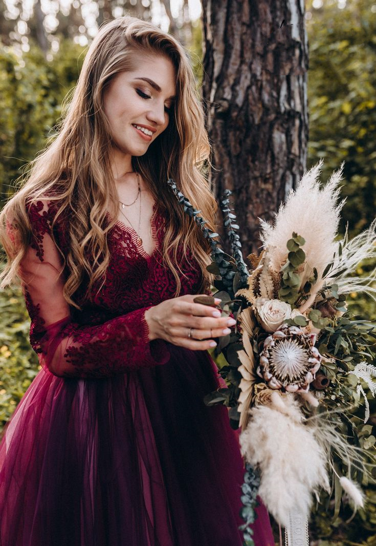 Vintage Burgundy And White A Line Tulle Wedding Dresses Garden Beach Chic Long Sleeves Bridal Gowns V-Neck Backless Lace Appliques Pastrol Style Engag