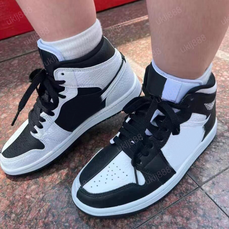 Basketball shoes 1s Sneakers Jumpman 1 Mid SE Homage Black White Split Invert Shoes DR0501-101
Basketball shoes 1s Sneakers Jumpman 1 Mid SE Homage Black White Split Invert Shoes DR0501-101
