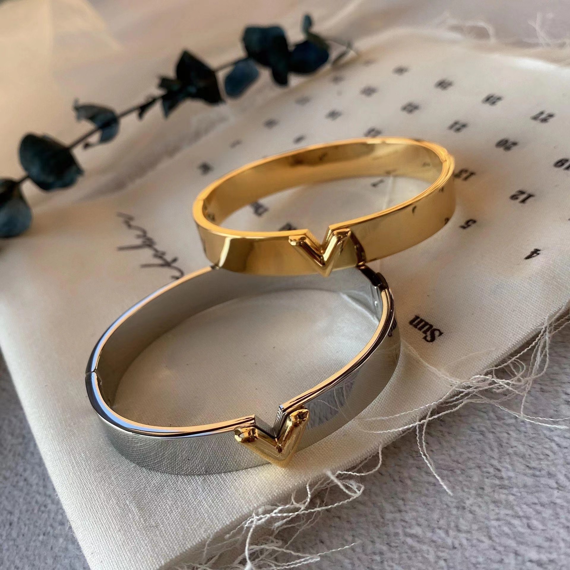 High Quality Titanium Steel Bangle Women Love Designer Bracelets Silver Rose Gold Bangles V letter color narrow bracelet Fashion Jewelry Lady Party Gifts
High Quality Titanium Steel Bangle Women Love Designer Bracelets Silver Rose Gold Bangles V letter color narrow bracelet Fashion Jewelry Lady Party Gifts