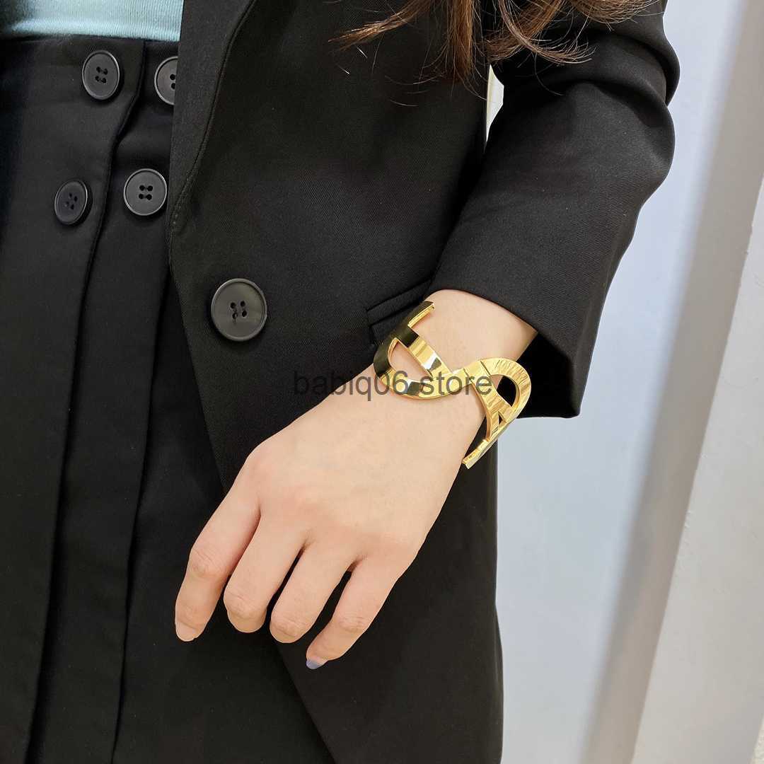 Bangle High end Fashion Bracelets Design Letter Bangle Luxury Bracelets 18k Gold Plated Girl Accessories Selected Couple Party Gifts Charm Pair T230301
Bangle High end Fashion Bracelets Design Letter Bangle Luxury Bracelets 18k Gold Plated Girl Accessories Selected Couple Party Gifts Charm Pair T230301