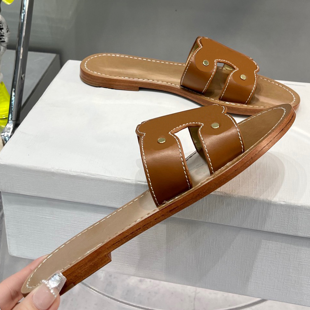TRIOMPHER MULE IN CALFSKIN TAN designer sandals 3524 round toe shape triomphe signature leather Classic fashion womens sandal vacation beach sandals slippers
TRIOMPHER MULE IN CALFSKIN TAN designer sandals 3524 round toe shape triomphe signature leather Classic fashion womens sandal vacation beach sandals slippers