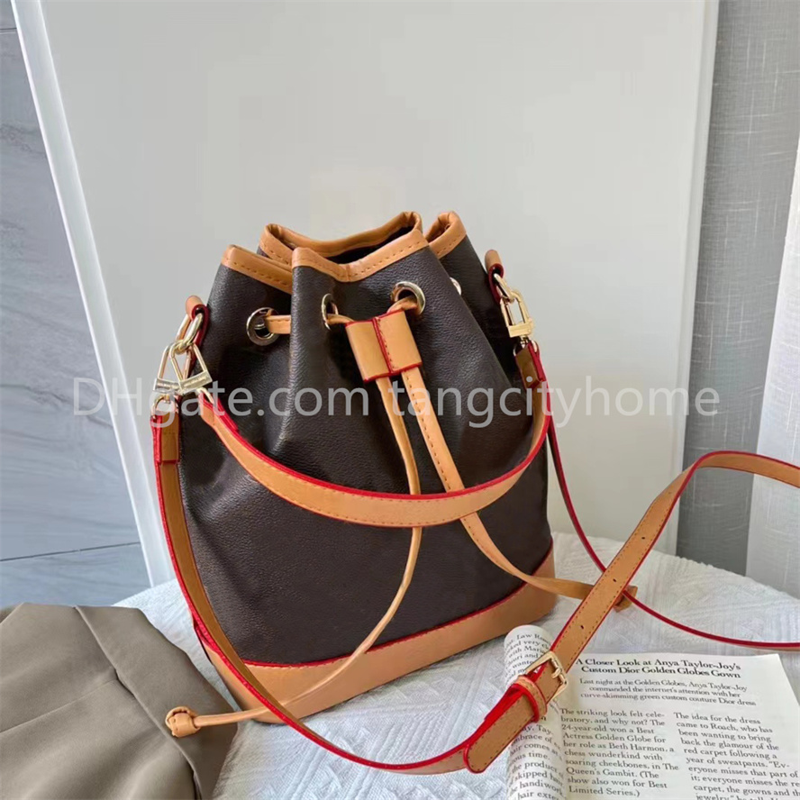 Designer Bucket Bag Luxury NOE BB Drawstring Shoulder Bag Womens Handbag DAMIER AZUR New Large-capacity Female Underarm Bagtexture Versatile Bag Wallet, Yellow
Designer Bucket Bag Luxury NOE BB Drawstring Shoulder Bag Womens Handbag DAMIER AZUR New Large-capacity Female Underarm Bagtexture Versatile Bag Wallet, Yellow