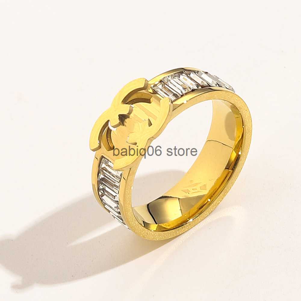 Band Rings 18k Gold Plated Wedding Ring Luxury Brand Designers Letter Circle Fashion Women Love Stainless Steel Diamond Ring Party Jewellery Gift T230301
Band Rings 18k Gold Plated Wedding Ring Luxury Brand Designers Letter Circle Fashion Women Love Stainless Steel Diamond Ring Party Jewellery Gift T230301