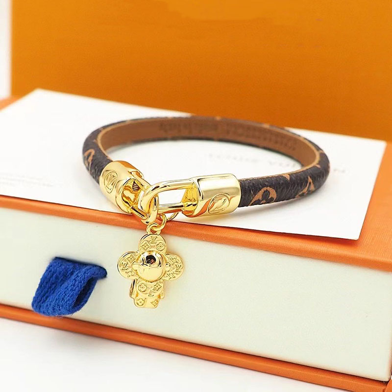Luxury V Brand Clover Designer Charm Bracelet Gold Real Genuine Leather Sweet Flower Love Bracelets A Jewelry
Luxury V Brand Clover Designer Charm Bracelet Gold Real Genuine Leather Sweet Flower Love Bracelets A Jewelry