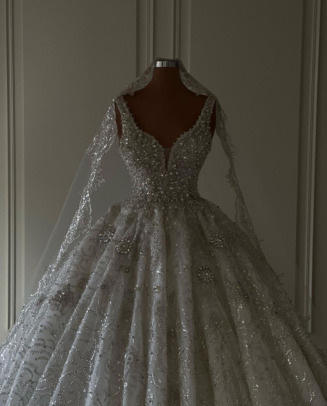 Sparkly Ball Gown Wedding Dresses V Neck Sleeveless Straps Sequins Lace Appliques Floor Length Beaded Ruffles Diamonds Formal Dresses Gowns Bridal Gow