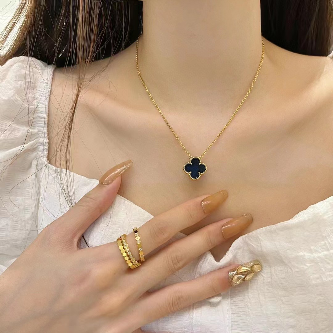 Luxury VA Brand Clover Designer Pendant Necklaces Gold Black Blue White Pink Red Green Stone Sweet Flower 15mm 4 Leaf Choker Necklace A Wedding Jewelry
Luxury VA Brand Clover Designer Pendant Necklaces Gold Black Blue White Pink Red Green Stone Sweet Flower 15mm 4 Leaf Choker Necklace A Wedding Jewelry