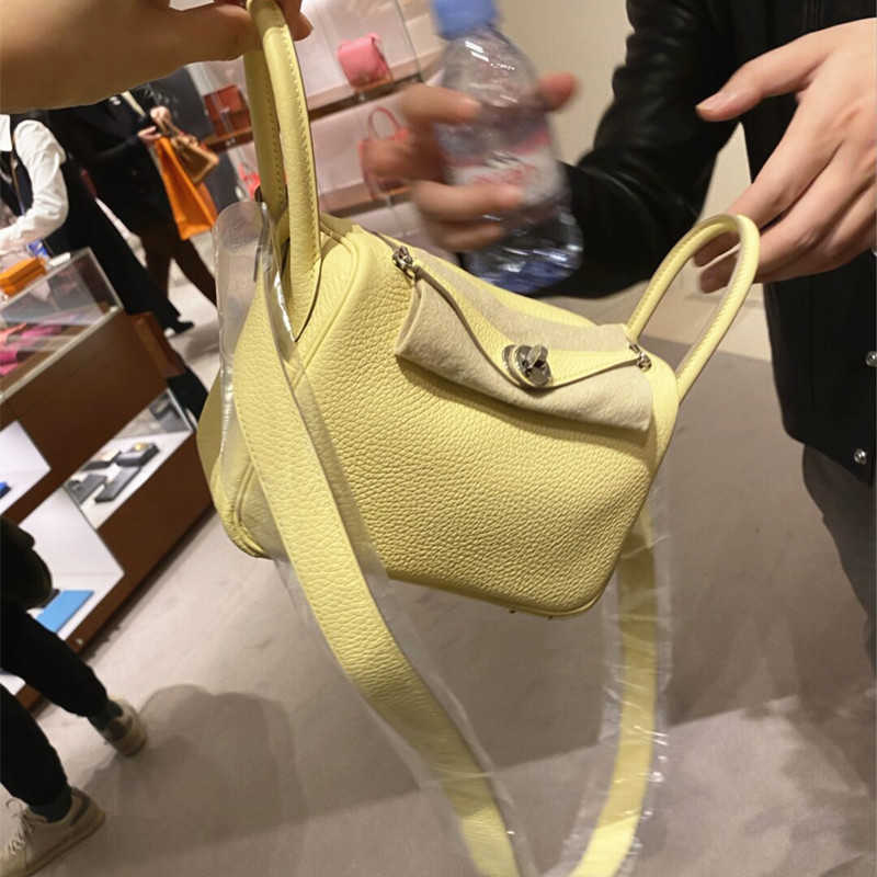 Lindys Bags bags 2022 spring and summer new fashion messenger bag female Mini portable Togo cowhide women's single shoulder medicine box small ayw, Chicken yellow - 20cm
Lindys Bags bags 2022 spring and summer new fashion messenger bag female Mini portable Togo cowhide women's single shoulder medicine box small ayw, Chicken yellow - 20cm