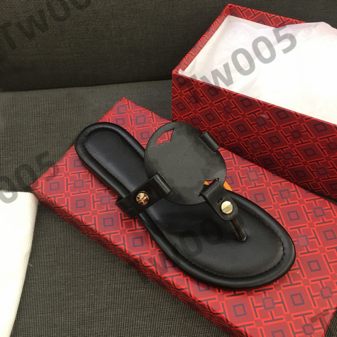 Designer Brand Women Slippers Summer Ladies Hollowed Out Sandals Pattern Flats Flip Flops Loafer Fashion T Slides Rubber Outdoor Beach Shoes
Designer Brand Women Slippers Summer Ladies Hollowed Out Sandals Pattern Flats Flip Flops Loafer Fashion T Slides Rubber Outdoor Beach Shoes