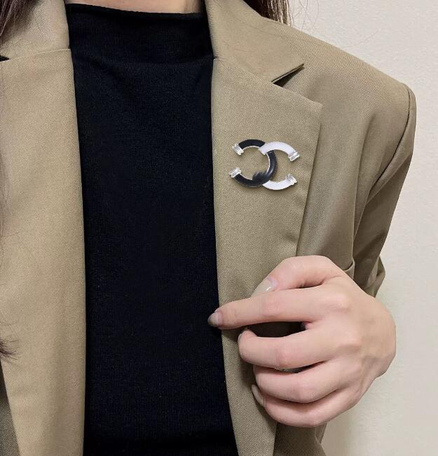 Famous Brand Luxurys Desinger Brooch Women Rhinestone Pearl Letter Brooches Suit Pin Fashion Jewelry Clothing Decoration Accessories
Famous Brand Luxurys Desinger Brooch Women Rhinestone Pearl Letter Brooches Suit Pin Fashion Jewelry Clothing Decoration Accessories