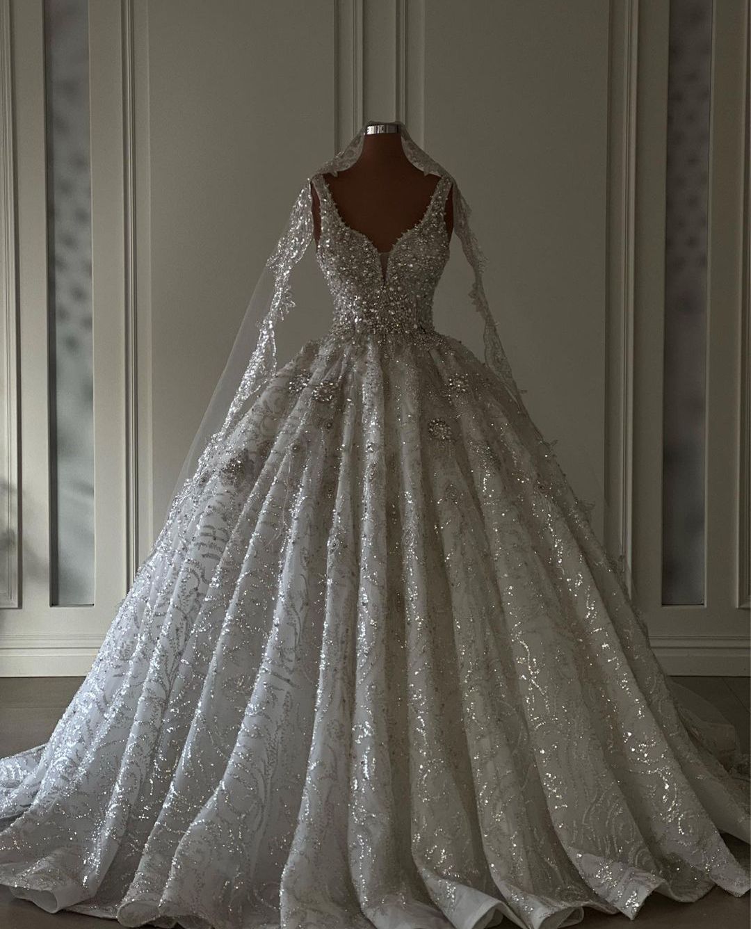 Sparkly Ball Gown Wedding Dresses V Neck Sleeveless Straps Sequins Lace Appliques Floor Length Beaded Ruffles Diamonds Formal Dresses Gowns Bridal Gow