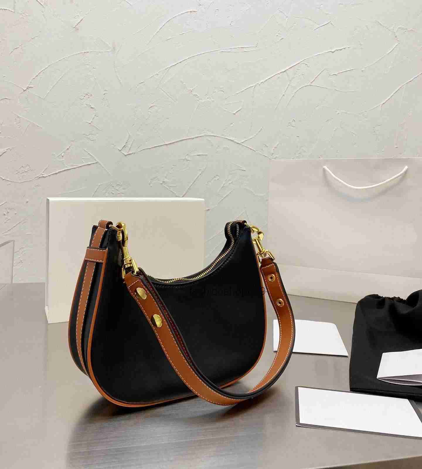 Designer Totes Crossbody Bags Luxury Mini Fashion Bucket bag Shoulder Women Handbags Lambs Leather Clutch with Badge Gold Chain Purse phone bag Wallet top quality
Designer Totes Crossbody Bags Luxury Mini Fashion Bucket bag Shoulder Women Handbags Lambs Leather Clutch with Badge Gold Chain Purse phone bag Wallet top quality