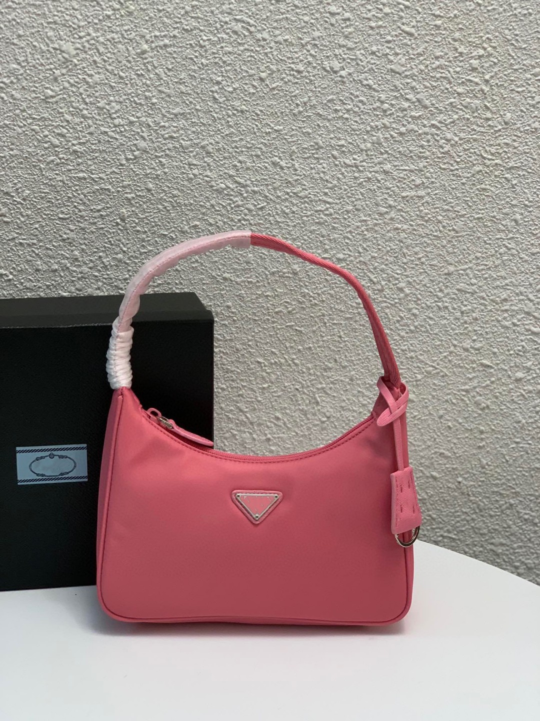 Designer Nylon shoulder bag upgraded version hobo underarm bag simple fashion light hot style, Box
Designer Nylon shoulder bag upgraded version hobo underarm bag simple fashion light hot style, Box