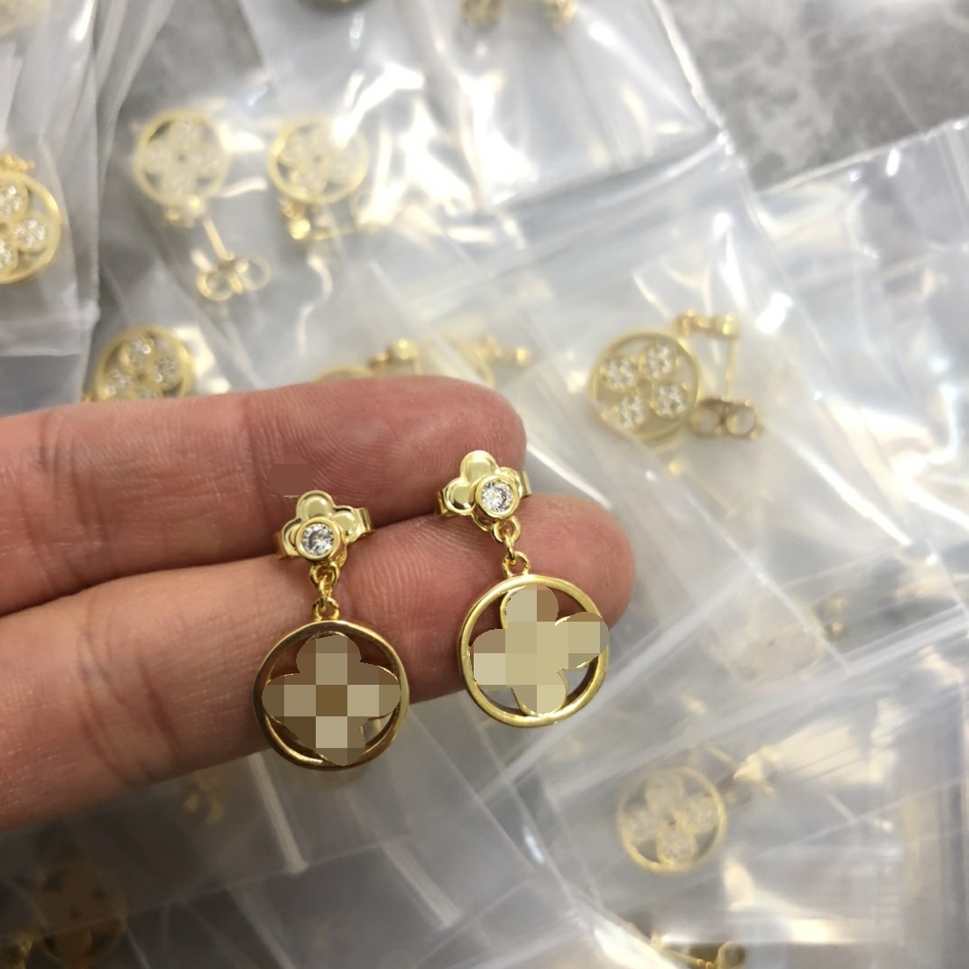 Lady Fashion Earring Stud Designer Heart Shape Hoop and V Letter Sign Luxury Earrings High End Jewelry for Woman Top Quality Multiple Optional E-094