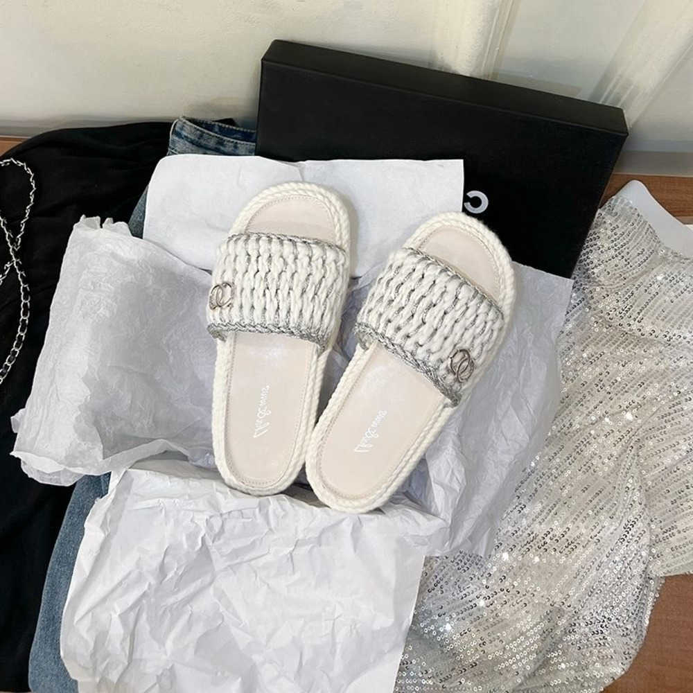 Slippers Designer channel slides Shoes High version leather slip-on women wear letters casual flat knit thick slippers, White
Slippers Designer channel slides Shoes High version leather slip-on women wear letters casual flat knit thick slippers, White
