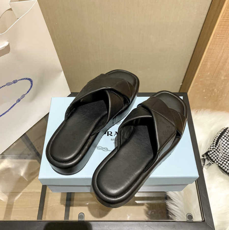 Designers Women Slippers Sandals Fashion Triangle Flat Slides Flip Flops Summer genuine leather Outdoor Loafers platform Bath Shoes, Real pcs pls contact
Designers Women Slippers Sandals Fashion Triangle Flat Slides Flip Flops Summer genuine leather Outdoor Loafers platform Bath Shoes, Real pcs pls contact