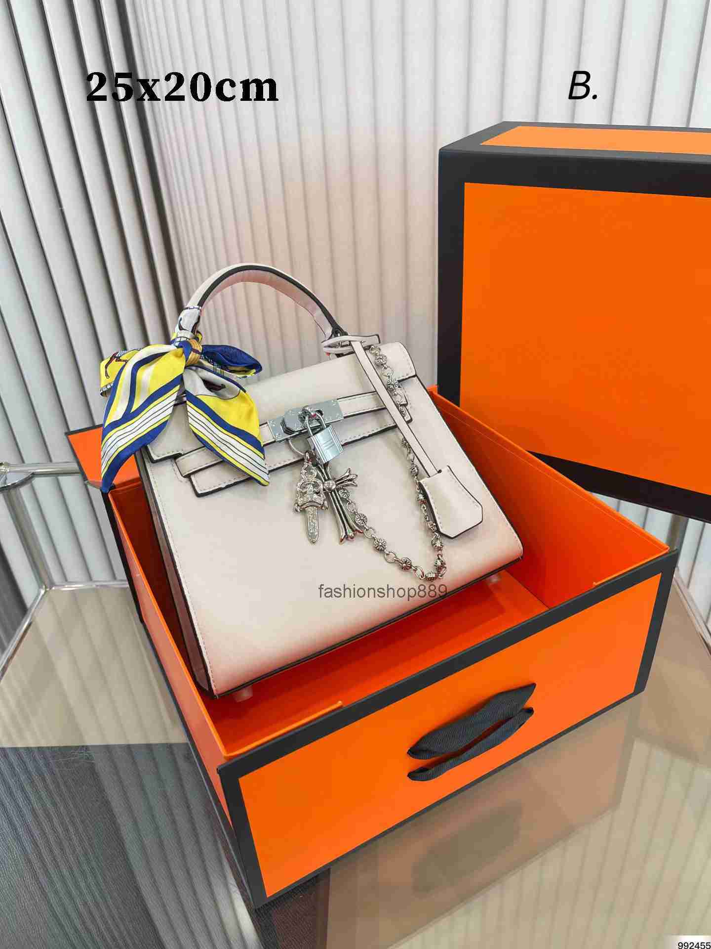 Bags Shoulder Designer Tote Women Lock bag silver chain gold buckle Handbag Cross body Alligator pattern Leather bag Letter Hardware tops quality h 2023, 23
Bags Shoulder Designer Tote Women Lock bag silver chain gold buckle Handbag Cross body Alligator pattern Leather bag Letter Hardware tops quality h 2023, 23