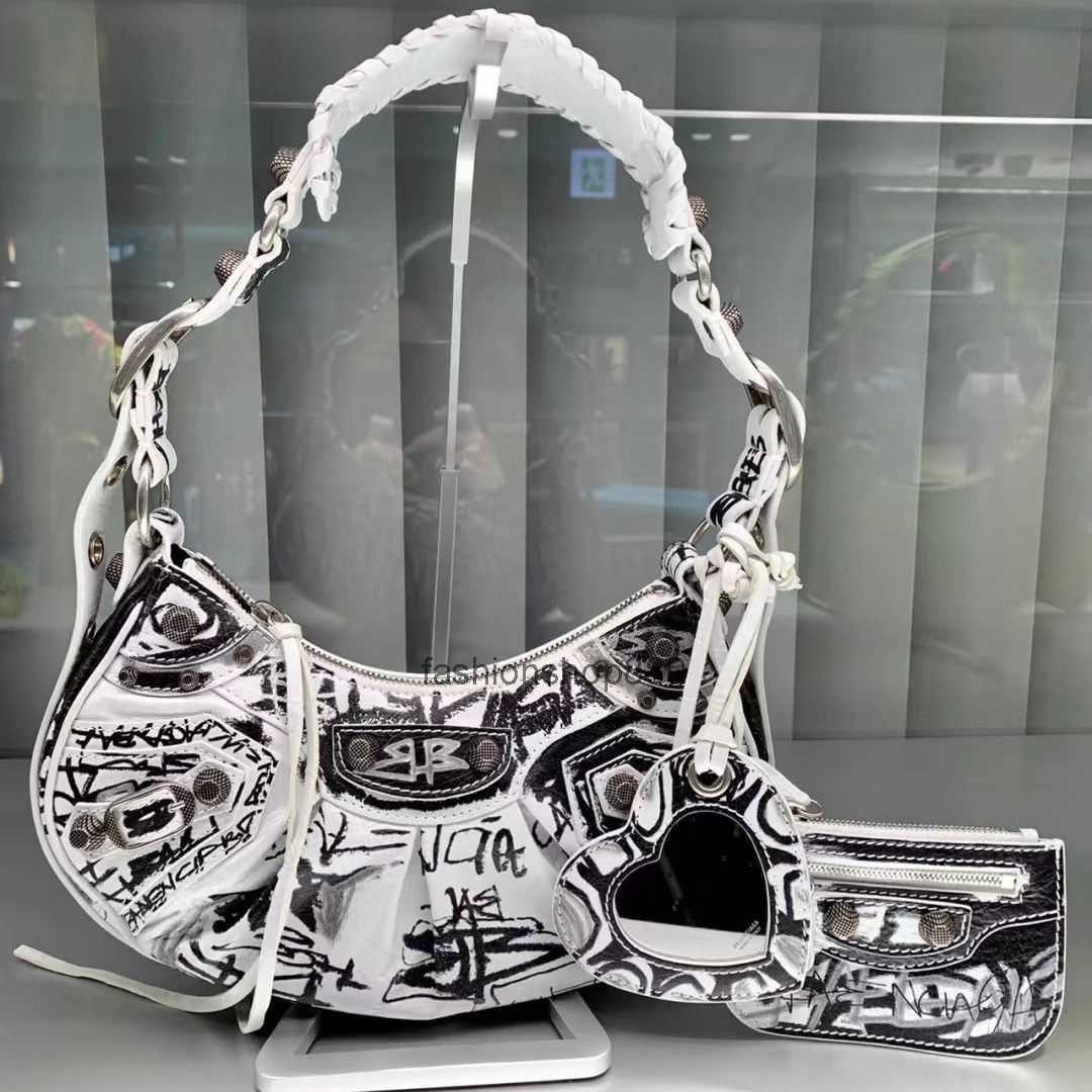 Body Cross Designer Heavy Chain Bag Women Alligator Candy Bag Shouder Flap Clutch Mini Purse Cowboy diamond Leather bag Fashion Graffiti Magnetic Hasp Pouch 2023, 28
Body Cross Designer Heavy Chain Bag Women Alligator Candy Bag Shouder Flap Clutch Mini Purse Cowboy diamond Leather bag Fashion Graffiti Magnetic Hasp Pouch 2023, 28
