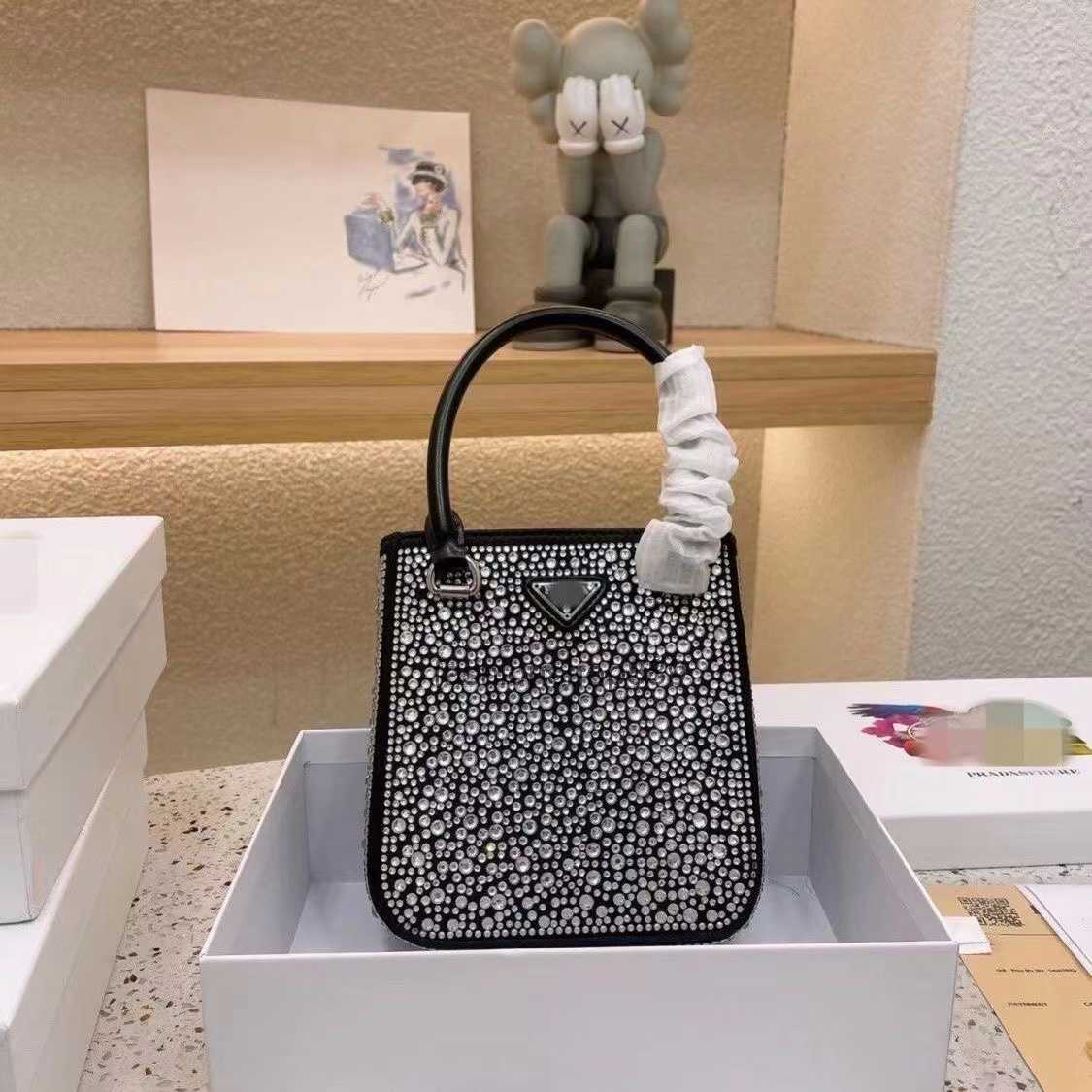 Designer Totes Luxurys bag Women Handbags Solid Color Letter Triangle Temperament Versatile Ladies phone bag diamond Shoulder Bags Wallets Good Nice pochette, 31
Designer Totes Luxurys bag Women Handbags Solid Color Letter Triangle Temperament Versatile Ladies phone bag diamond Shoulder Bags Wallets Good Nice pochette, 31