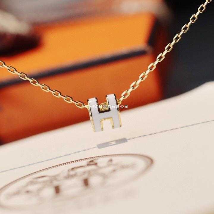 V gold H necklace mini POPH black and white milk tea enamel lacquered collarbone chain
V gold H necklace mini POPH black and white milk tea enamel lacquered collarbone chain
