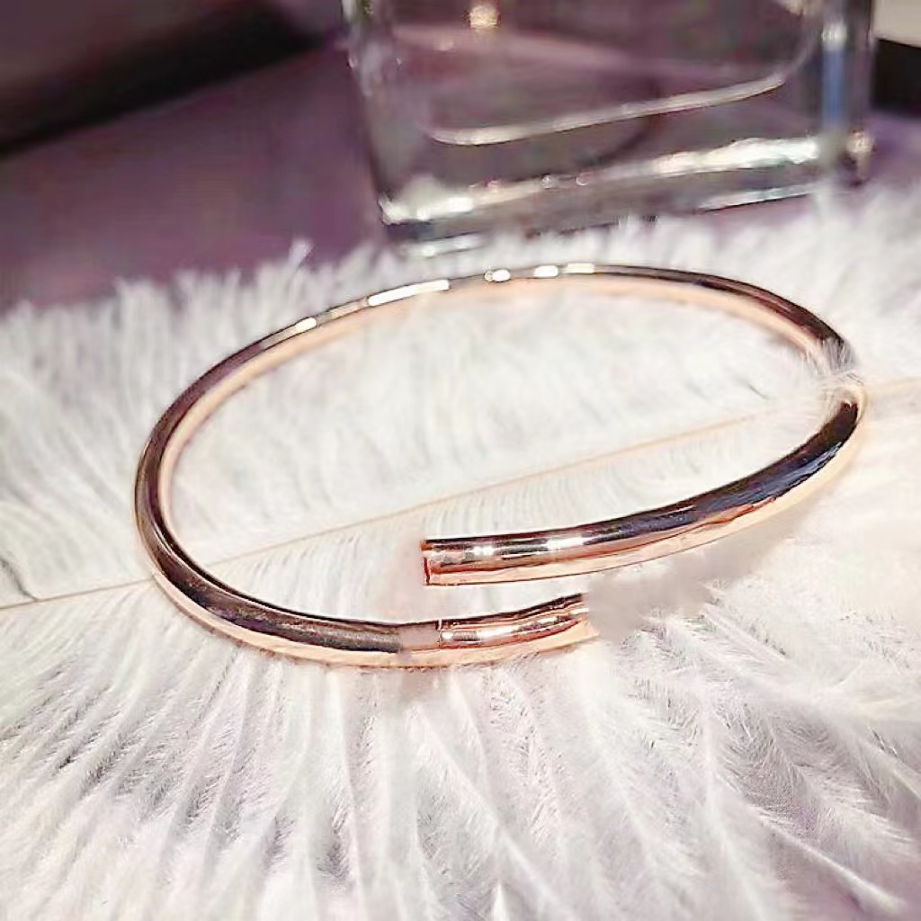 High quality Gold Nail engraved bangle Bracelet Designer Womens bangle Classic Charm Girl Valentines Day Love Gift real gold bracelet 316L Titanium Jewelry
High quality Gold Nail engraved bangle Bracelet Designer Womens bangle Classic Charm Girl Valentines Day Love Gift real gold bracelet 316L Titanium Jewelry