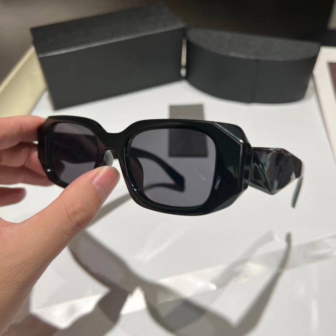 Designer Men Sunglasses For Women PC Frame Black White Classic Small Frame Eyeglasses Outdoor Travel Beach Fashion decorative Sun Glasses Eyewear unisex
Designer Men Sunglasses For Women PC Frame Black White Classic Small Frame Eyeglasses Outdoor Travel Beach Fashion decorative Sun Glasses Eyewear unisex