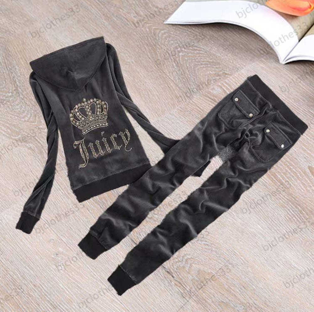 Design trend Juicy Tracksuit Brand Womens Two Piece Pants Back Classic Hot Drill Decoration Hooded Tops Velvet Fabric Bunched Leg Trousers 23ess
Design trend Juicy Tracksuit Brand Womens Two Piece Pants Back Classic Hot Drill Decoration Hooded Tops Velvet Fabric Bunched Leg Trousers 23ess