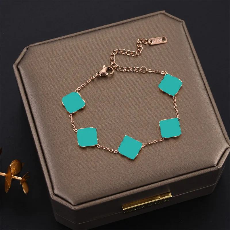 Luxury designer bracelet Four Leaf Clover Charm Bracelets Elegant Fashion 18K Gold Agate Shell chain Mother Women Girls Couple Holiday Birthday Party Gifts chains
Luxury designer bracelet Four Leaf Clover Charm Bracelets Elegant Fashion 18K Gold Agate Shell chain Mother Women Girls Couple Holiday Birthday Party Gifts chains