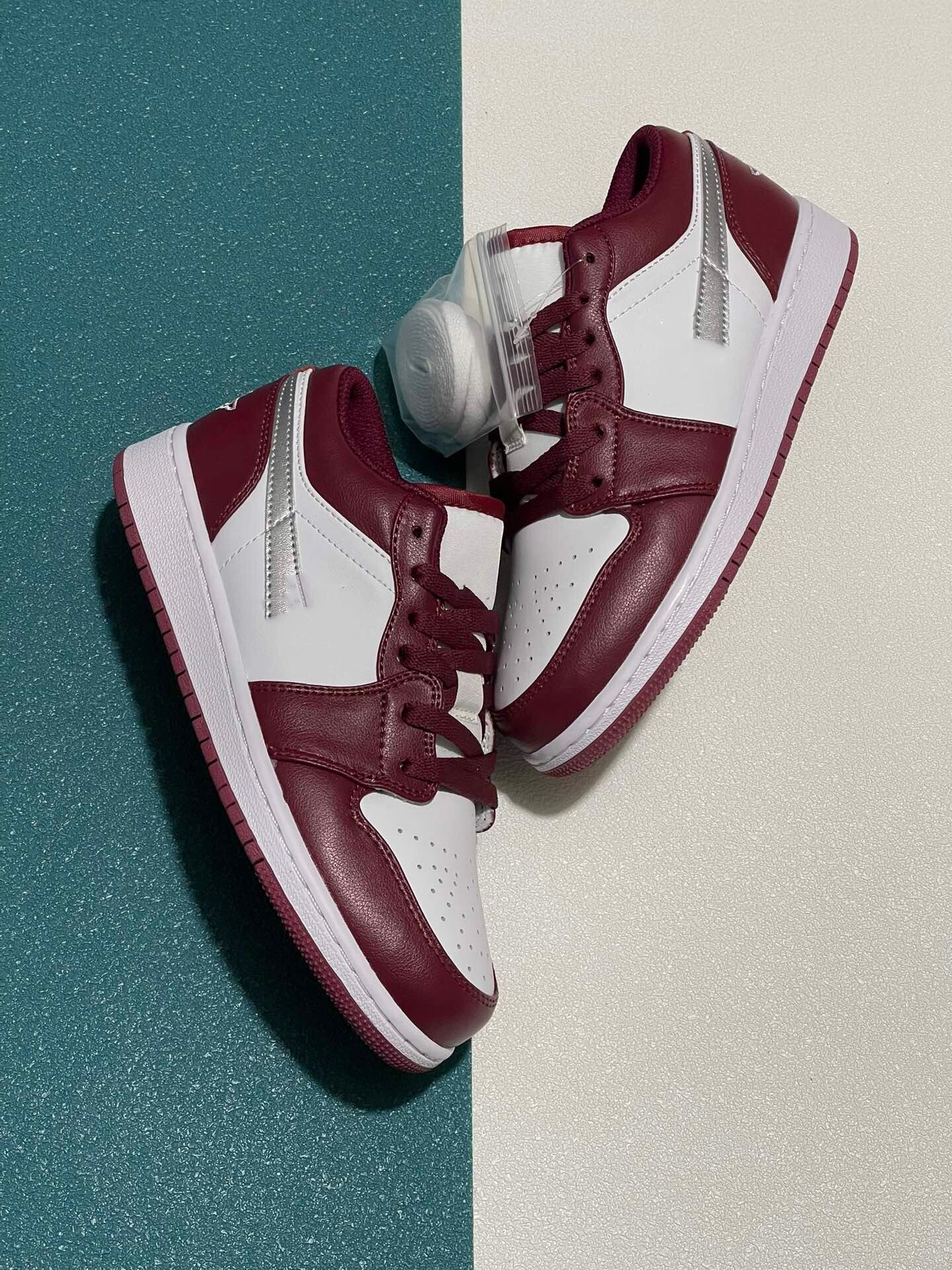 Shop Latest Athletics Jumping Basketball Shoes Jumpman 1 1s Low White Bordeaux Grey Outdoor Designer Sneakers Girls Boys Lifestyles Sports Shoe
Shop Latest Athletics Jumping Basketball Shoes Jumpman 1 1s Low White Bordeaux Grey Outdoor Designer Sneakers Girls Boys Lifestyles Sports Shoe