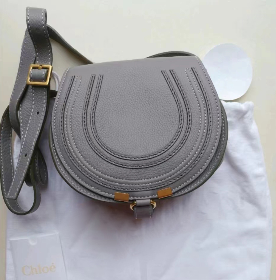Women's mens saddl bag MARCIE Luxurys Designers Bag small crossbody envelope bags Clutch Flap handbag Metal decoration Real cowhide leather tote Bags pochette
Women's mens saddl bag MARCIE Luxurys Designers Bag small crossbody envelope bags Clutch Flap handbag Metal decoration Real cowhide leather tote Bags pochette