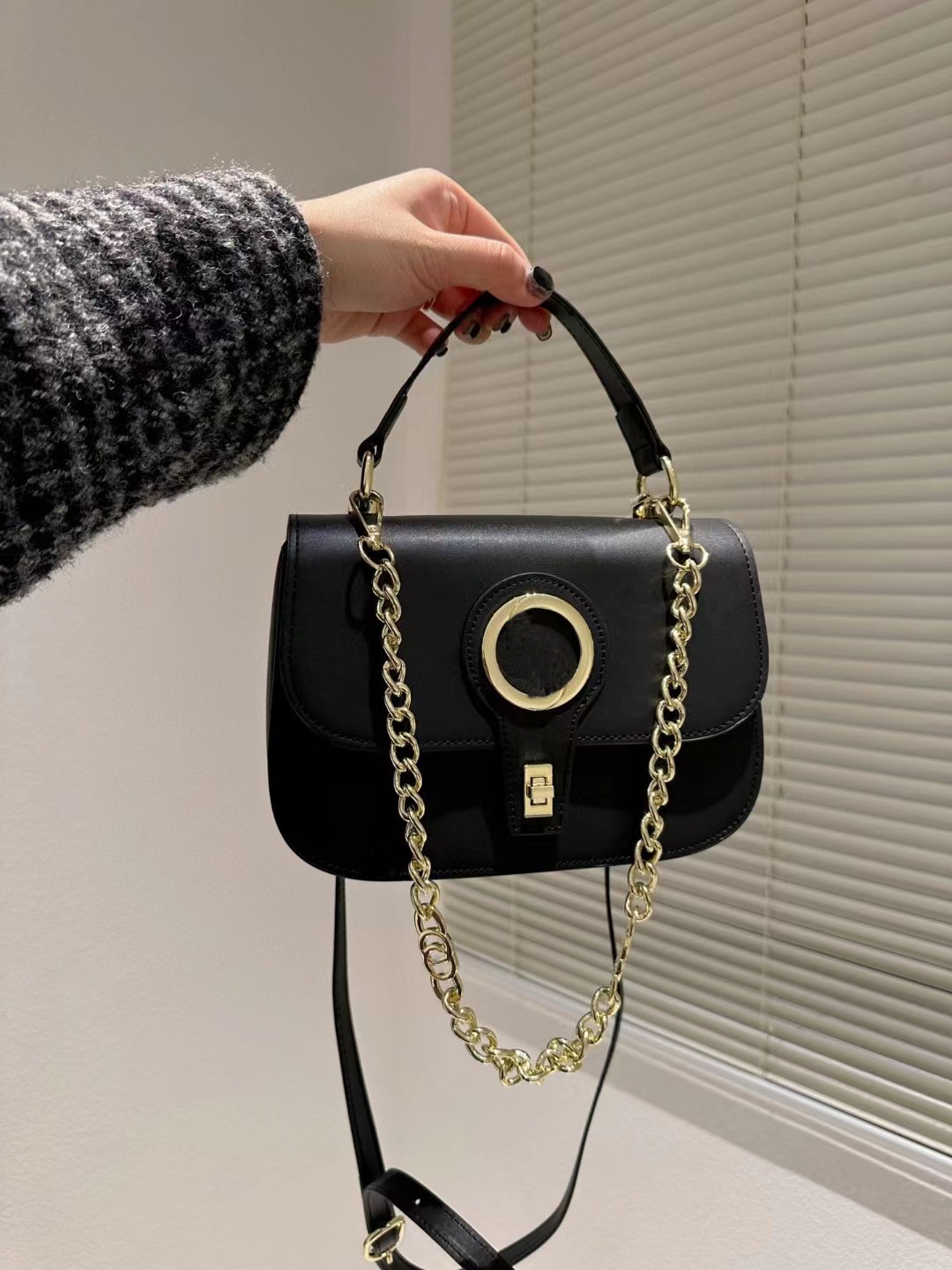 7A BLONDIE Shoulder Bag Real Leather Crossbody Strap Leather Round Interlocking Designer Luxury Bags Crossbody Chain Flap, Black
7A BLONDIE Shoulder Bag Real Leather Crossbody Strap Leather Round Interlocking Designer Luxury Bags Crossbody Chain Flap, Black