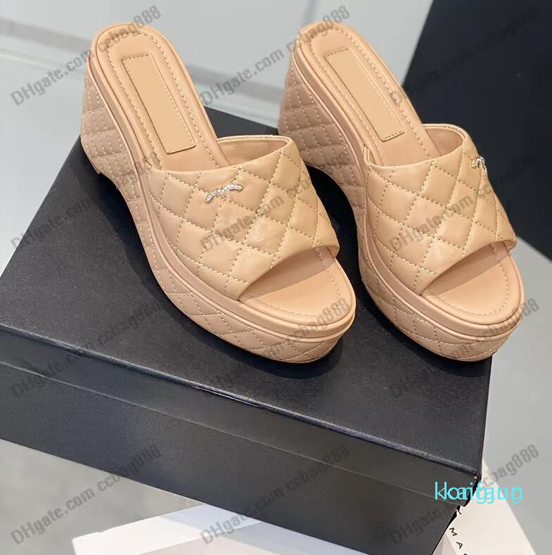 Womens Platform Wedge Slippers Heels Height 7.5cm Fish Mouth Sandals Designer Mules Quilted texture Slides Flip Flops Slip-on Large Size Classic Black Beach Shoe
Womens Platform Wedge Slippers Heels Height 7.5cm Fish Mouth Sandals Designer Mules Quilted texture Slides Flip Flops Slip-on Large Size Classic Black Beach Shoe