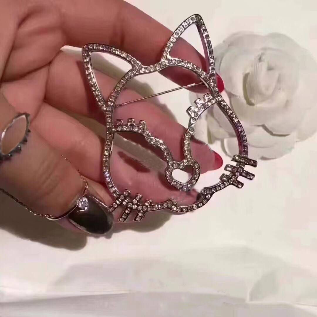 Fashion pin crystal brooches pearl broch for men and women wedding lovers gift designer jewelry as a gift with flannel bag
Fashion pin crystal brooches pearl broch for men and women wedding lovers gift designer jewelry as a gift with flannel bag